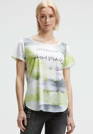 Kurzarmloses T-Shirt in Weiß, Grün und Grau mit einem strukturierten Design und bedrucktem Text. Verfügt über einen runden Halsausschnitt und einen leicht abgerundeten Saum.