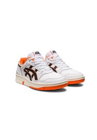 Chaussures de sport blanches avec un design orange et noir, en cuir lisse, boîte à orteils perforée et semelle en caoutchouc texturée.