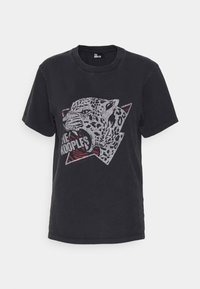 Černé bavlněné tričko s leopardím potiskem. Má klasický kulatý výstřih a krátké rukávy. Design obsahuje červené a bílé akcenty.