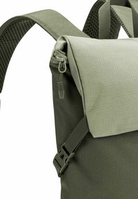 Mochila de tela verde con cierre enrollable, superficie texturizada, correas ajustables y un zipper lateral para un fácil acceso.