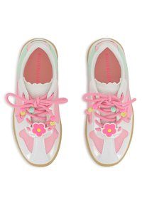 Baskets blanches et roses en mesh et matériaux synthétiques, bout rond, accents de dentelle florale, et semelle intérieure rose rembourrée.
