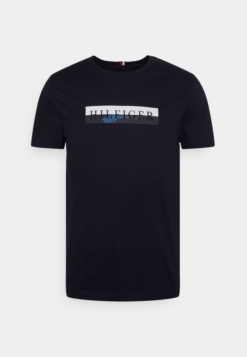 Męski czarny bawełniany t-shirt z centralnym nadrukiem zawierającym tekst "HILFIGER" w białych, niebieskich i szarych paskach. Klasyczny dekolt typu crew neck.