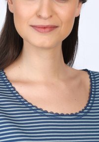 Gestreiftes, kurzärmliges Oberteil in Blau- und Blautönen mit rundem Ausschnitt und zarten, gewellten Kanten, aus weichem, leichtem Stoff gefertigt.