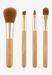 Set aus vier Bambus-Make-up-Pinseln mit goldenen Ferrulen. Enthält einen großen Puderpinsel, einen schrägen Liner, einen Concealerpinsel und einen flachen Shader-Pinsel.