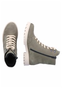 Botas de tobillo de ante verde oliva con cordones, que cuentan con una cremallera lateral, cordones crema y una suela blanca gruesa con un patrón texturizado.