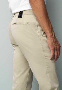 Beige katoenen mix broeken met een slim fit, voorzien van een achterzak, taillebandlabel en een gladde textuur, geschikt voor zowel casual als formele kleding.