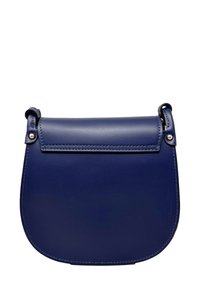 Granatowa skórzana torba na rami�ę o zaokrąglonym dnie i klapie zamykanej na boczne paski z metalowymi ćwiekami.