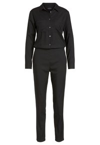 Zwarte jumpsuit van gladde stof met lange mouwen, twee borstzakken, een knoopsluiting aan de voorkant en taps toelopende broekspijpen.