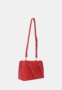 Borsa a borsa rossa in pelle con doppi manici, accessori in tonalità oro e tracolla staccabile. Forma rettangolare con texture liscia.