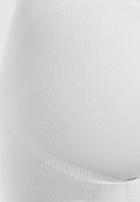 Witte, naadloze bh met een gladde textuur, subtiele ribbels en zonder sluitingen, ontworpen voor een minimalistische uitstraling.