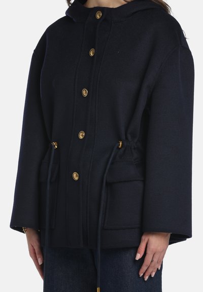 Cappotto in misto lana blu navy con cappuccio, caratterizzato da bottoni color oro, coulisse in vita, tasche laterali e vestibilità morbida.