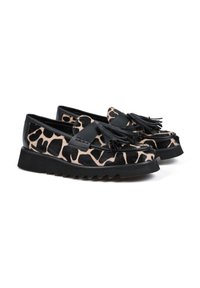 Czarno-beżowe loafersy w wzór żyrafy, z teksturowaną cholewką, frędzlami oraz ząbkowaną gumową podeszwą.