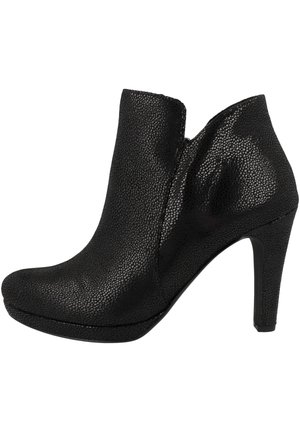 Sort tekstureret læderankelstøvle med sidelukning og en 9 cm høj stiletthæl.