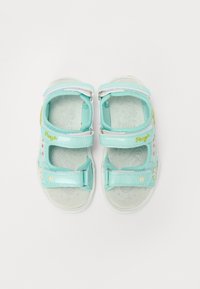 Helles Blaue Kindersandalen mit floralen Akzenten, verstellbaren Klettverschlüssen und einer strukturierten Sohle. Sie verfügen über eine glänzende Oberfläche und dekorative Details.