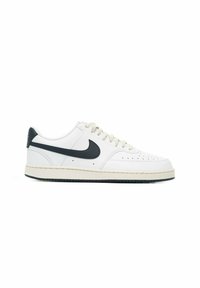 Zapatilla blanca de cuero con el swoosh negro de Nike, diseño de cordones, puntera perforada, suela de goma color crema y detalle en el talón negro a contraste.