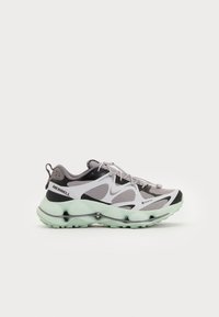 Chaussures Merrell avec une tige en mesh gris et noir, semelle vert menthe, design en vagues unique et branding GORE-TEX sur le côté.