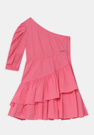 Robe rose asymétrique avec une seule manche longue, ourlet à volants et corsage froncé. Fabriquée en tissu léger, dotée d'un détail de fermeture éclair.