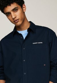 Tommy Jeans SOLID CLASSICS  - Camicia - dark night navy