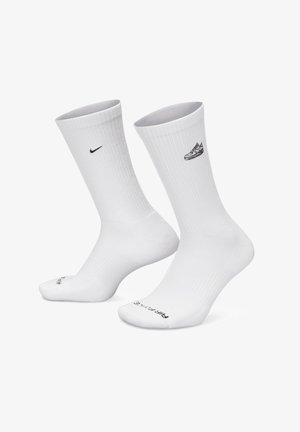 Nike Sportswear LIFESTYLE PLUS CREW PATCH - Calcetines - weiss