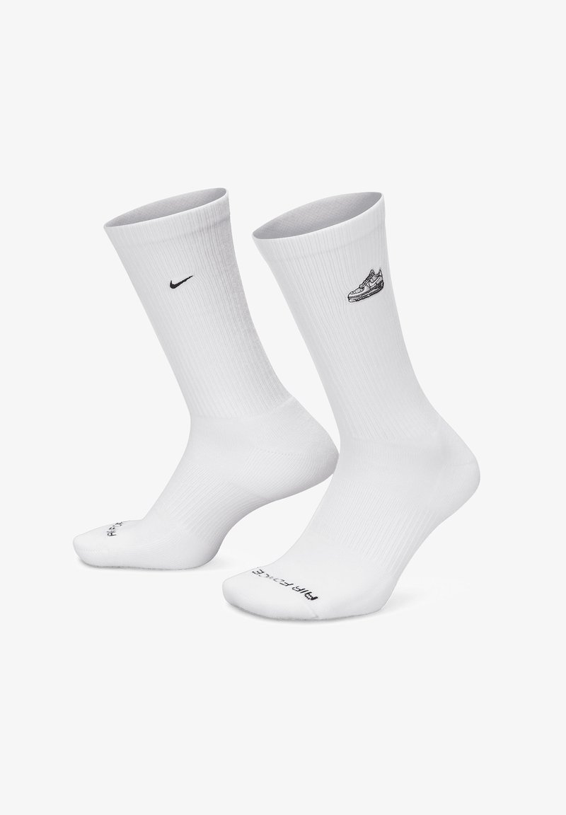 Nike Sportswear LIFESTYLE PLUS CREW PATCH - Calcetines - weiss