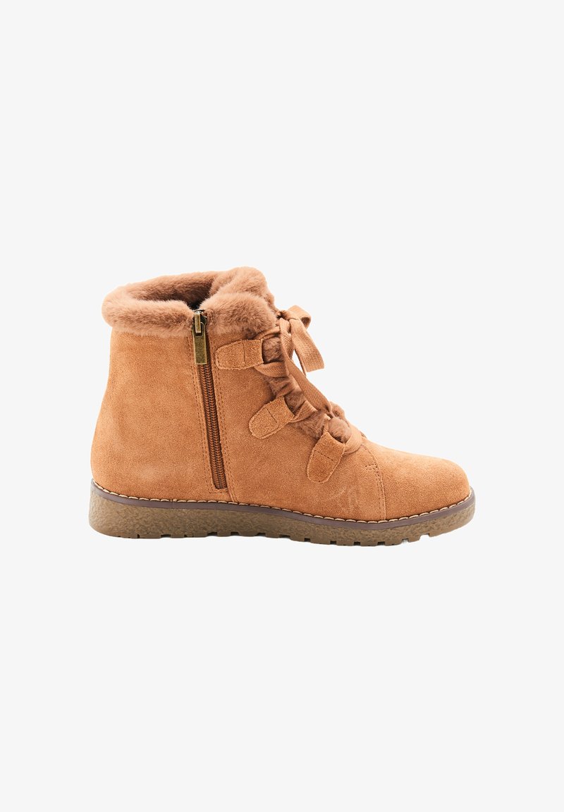 Botte basse en daim beige avec un col en fourrure, fermeture éclair sur le côté et lacets décoratifs à l'avant. Semelle en caoutchouc texturé qui améliore l'adhérence.