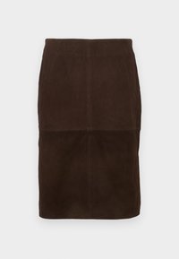 Jupe crayon en daim marron foncé avec des détails de coutures visibles, longueur genoux, présentée sur un fond clair.