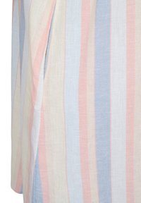 Gros plan sur un tissu montrant des rayures verticales pastel en rose, bleu et crème avec une ouverture ou une fente sur le côté gauche.