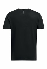 Camiseta negra de manga corta hecha de una tela suave, con un sencillo cuello redondo y una discreta fila de detalles reflectantes en la parte posterior.