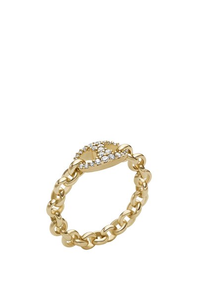 Zlat prstan iz verige s ovalnim središčem, okrašenim z diamanti in prepletenim vzorcem manjših diamantov.