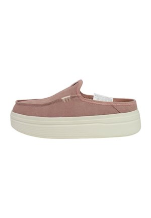Scarpa slip-on in tela rosa con suola bianca testurizzata, caratterizzata da dettagli di cucitura e un design a profilo basso. Nessun marchio visibile.