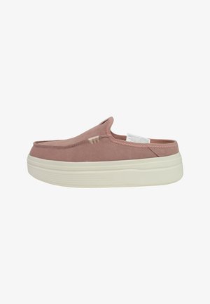 Scarpa slip-on in tela rosa con suola bianca testurizzata, caratterizzata da dettagli di cucitura e un design a profilo basso. Nessun marchio visibile.