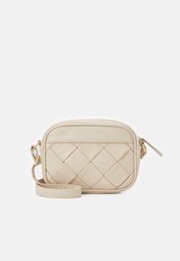 Borsa a tracolla beige con design trapuntato, texture liscia e dettagli in metallo dorato. Presenta una tracolla rimovibile e chiusura con zip.