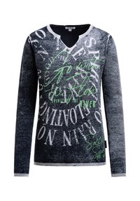 Dunkelgrauer Pullover mit langen Ärmeln und weißem, kreisförmigem Text sowie grüner Schrift mit der Aufschrift "Gehe mit dem Fluss, Geist des Flusses" und einem kleinen V-Ausschnitt.