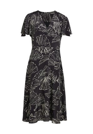 Fekete ruha V-nyakkivágással és fodros ujjakkal, fehér legyezőmintával; sima textúra; rakott szoknya kialakítás.