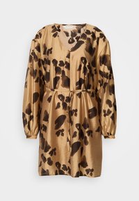 Φόρεμα με κοντά μανίκια και V λαιμόκοψη σε χρυσό σατέν με καφέ λεοπαρδάλη σχέδιο, χτενισμένο στη μέση με μια αντίστοιχη ζώνη. Απαλή υφή και ρέουσα σιλουέτα.