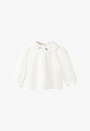 Weißes Langarmshirt mit einem wellenförmigen Kragen und hellblauen, bestickten Kirschmotiven. Weicher Stoff mit am Bündchen gerafften Ärmeln.