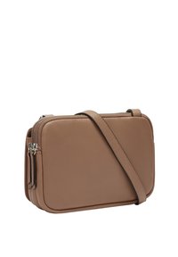 Borsa in pelle marrone di forma rettangolare, con chiusura a zip e tracolla regolabile. Texture liscia e dettagli di cucitura discreti.