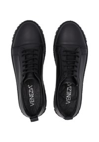 Schwarze Ledersneaker mit glatter Oberfläche, runder Zehenpartie und Schnürdesign. Strukturierte Gummisohle mit subtiler Profilierung, markiertes Fußbett.