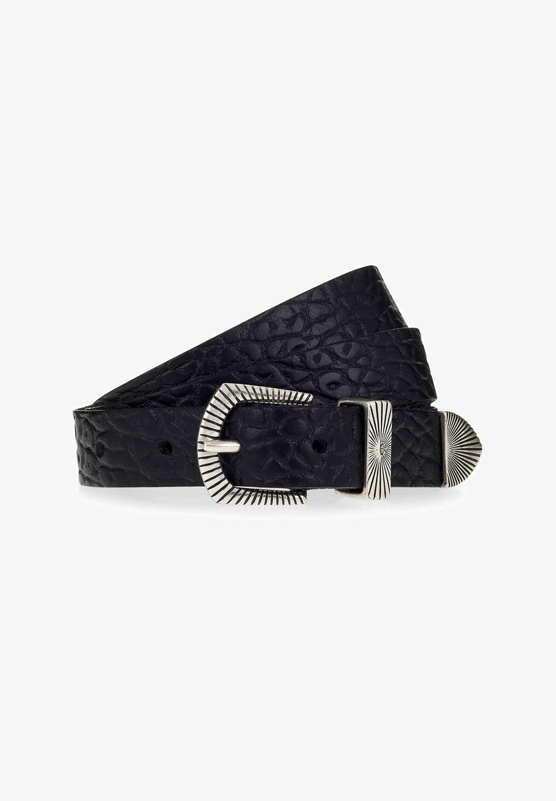Ceinture en cuir noir avec texture embossée, dotée d'une boucle en métal argenté et d'accents décoratifs aux deux extrémités.