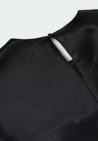 Schwarzes Satinoberteil mit einem runden Ausschnitt und einem Schlüssellochverschluss auf der Rückseite, versehen mit einem kleinen, mit Stoff bezogenen Knopf.
