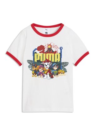 Maglietta bianca per bambini con bordo rosso, con cinque personaggi di Paw Patrol, un vulcano, silhouette di dinosauro e scritta gialla "PUMA" sulla parte anteriore.