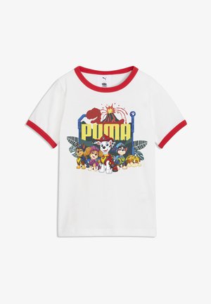 T-shirt blanc pour enfants avec bordure rouge, avec cinq personnages de Paw Patrol, un volcan, une silhouette de dinosaure et un texte jaune "PUMA" sur le devant.