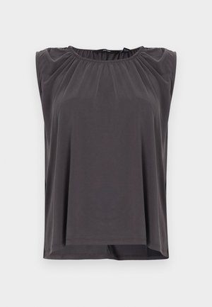 Bezrukávová tmavosivá blúzka so zhrnutým výstrihom a voľným, prúdiacim strihom zobrazená na jednoduchom svetlom pozadí.