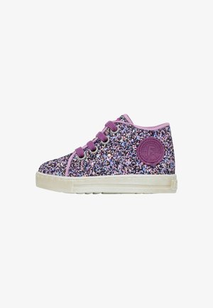 Lila glitzerbedeckter High-Top-Sneaker mit lila Schnürsenkeln, beiger Sohle und rundem lila Logo-Patch an der Seite.