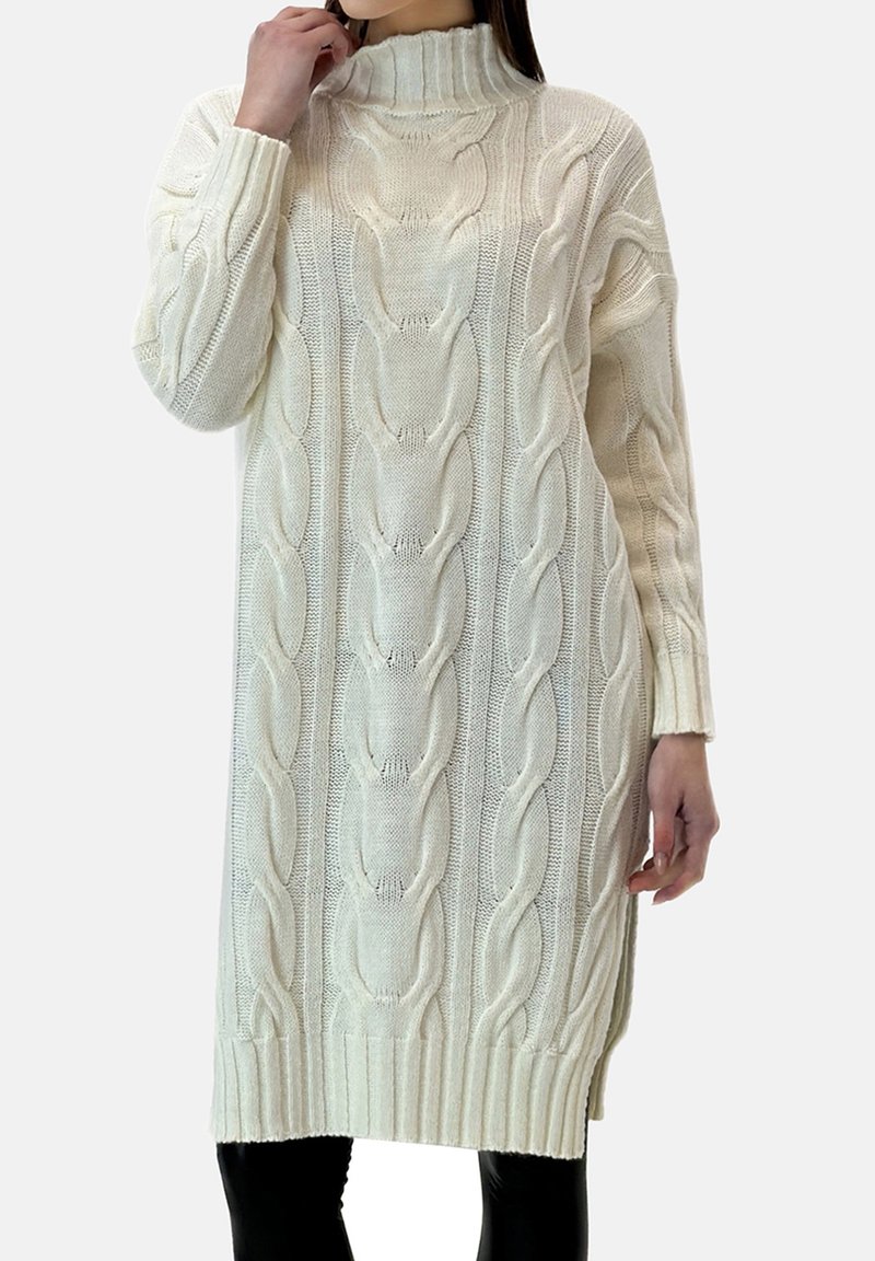 Buksefarvet strikket sweaterkjole med ribkanter ved ærmer og kant, med et kabelstrikket mønster og en høj krave