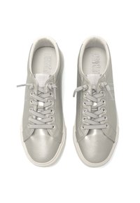 Zapatillas de cuero gris con una textura suave, puntera redonda, diseño de cordones y suela de goma blanca contrastante. Detalle sutil del logo en la lengüeta.
