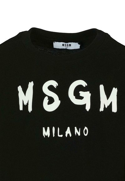 Maglietta nera a girocollo con la scritta in bianco "MSGM" in caratteri grandi e il testo "MILANO" stampato sotto in caratteri più piccoli sul davanti.