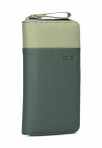 Portafoglio verde e verde chiaro con zip, realizzato in pelle testurizzata, dotato di un cinturino da polso e logo impresso sulla parte anteriore.