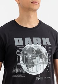Alpha Industries DARK SIDE - Triko s potiskem - black reflective