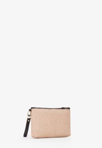 Clutch intrecciato beige con cerniera nera e tracolla, caratterizzato da una superficie testurizzata e da una forma rettangolare strutturata.
